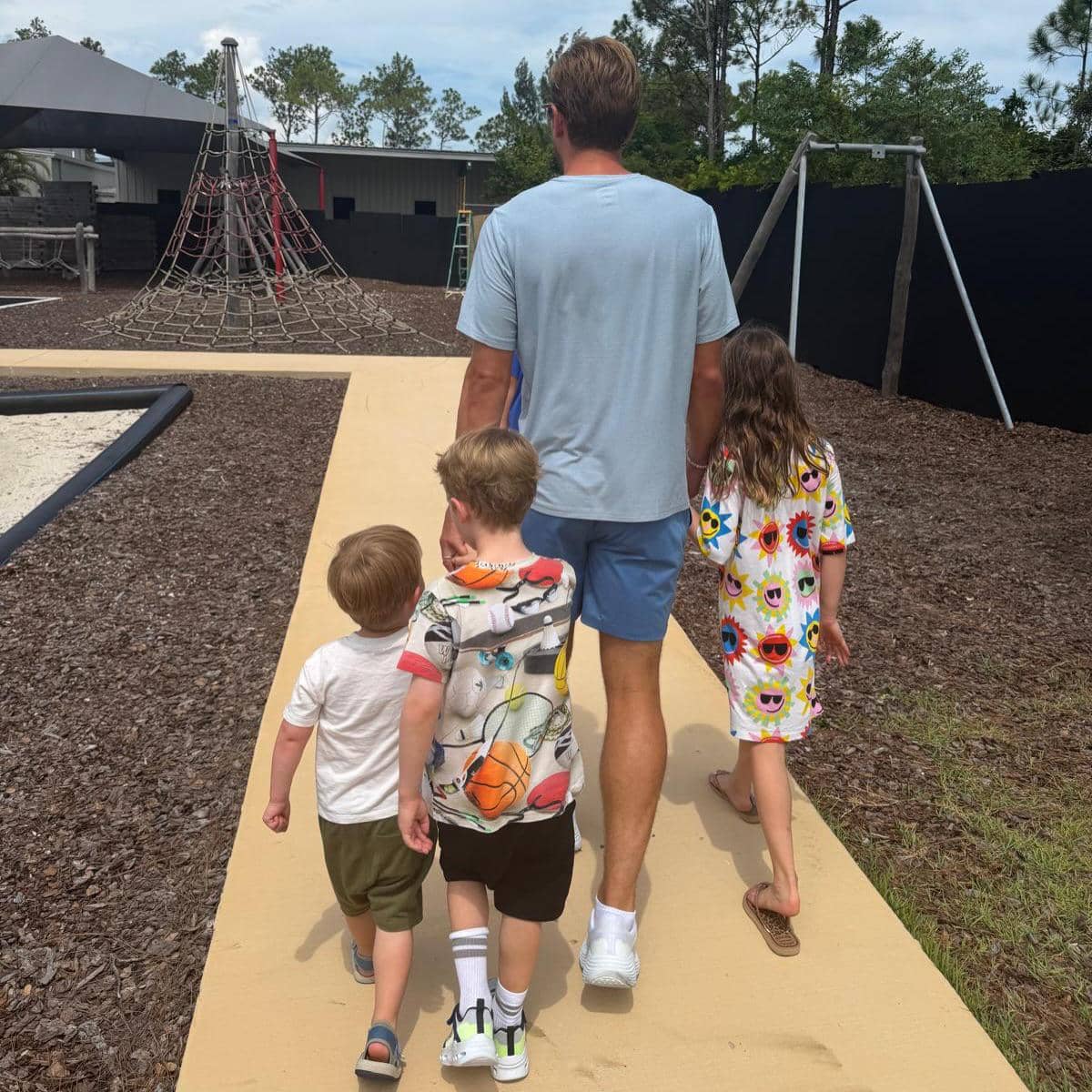 Harry Kane mengenakan pakaian kasual saat berada di luar lapangan dalam unggahan Instagram pribadinya.