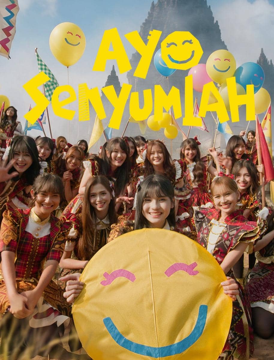 Visual promosi single “Ayo Senyumlah” dari JKT48 dengan judul lagu dan identitas grup pada desain grafis.