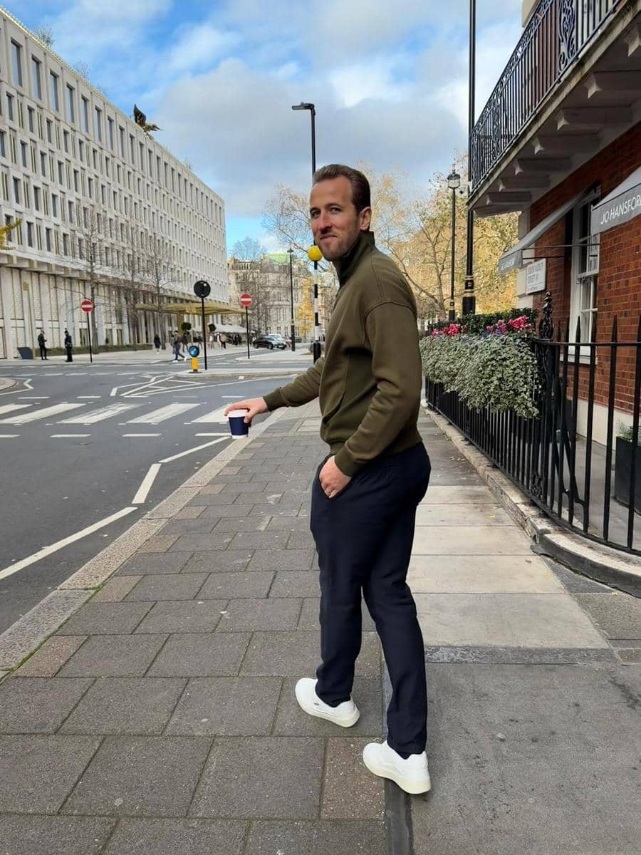 Potret Harry Kane saat berada di luar lapangan dalam unggahan yang dibagikan melalui akun Instagram pribadinya.
