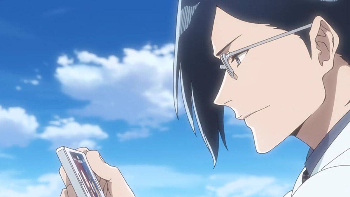 Ishida menonton pertandingan Sado dengan tatapan serius dalam adegan anime Bleach: Thousand-Year Blood War Part 4.
