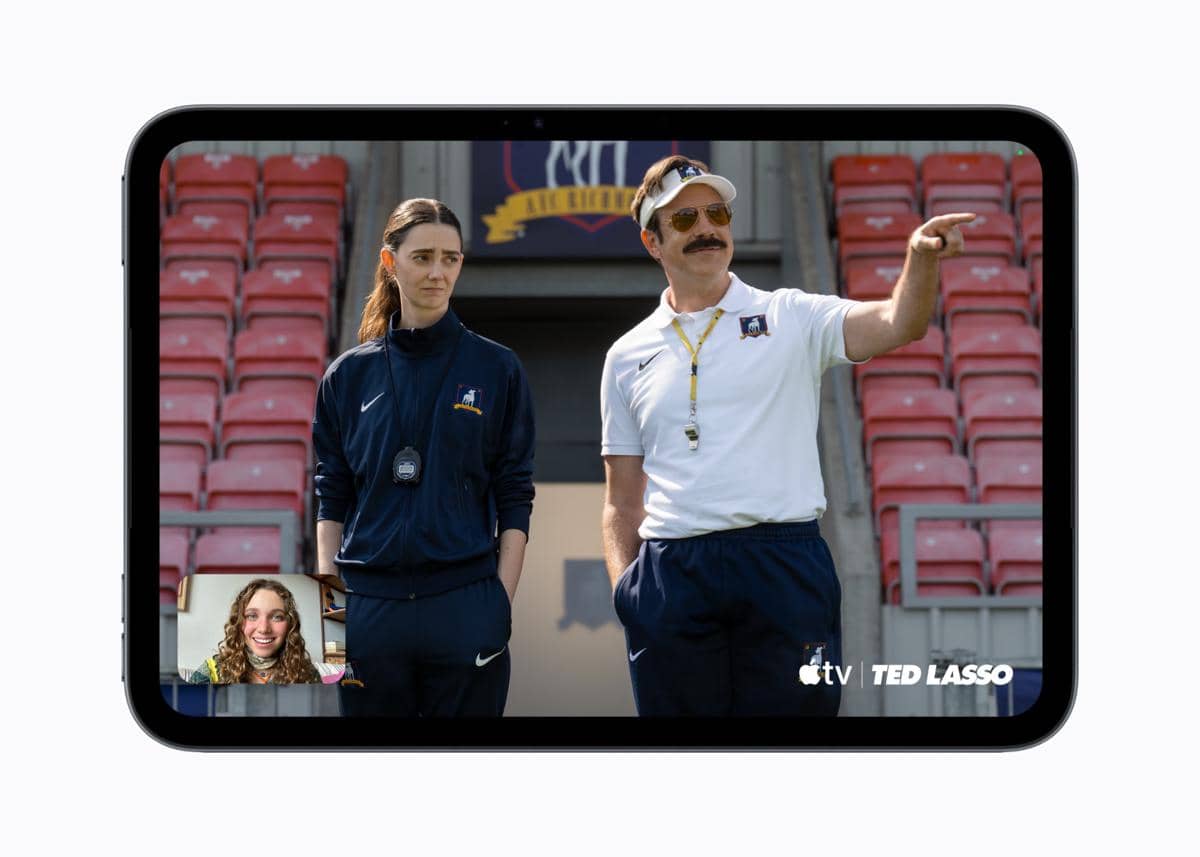 Apple-iPad-mini-Apple-TV-Shareplay-FaceTime-Ted-Lasso-261026_big.jpg.large_2x.jpg