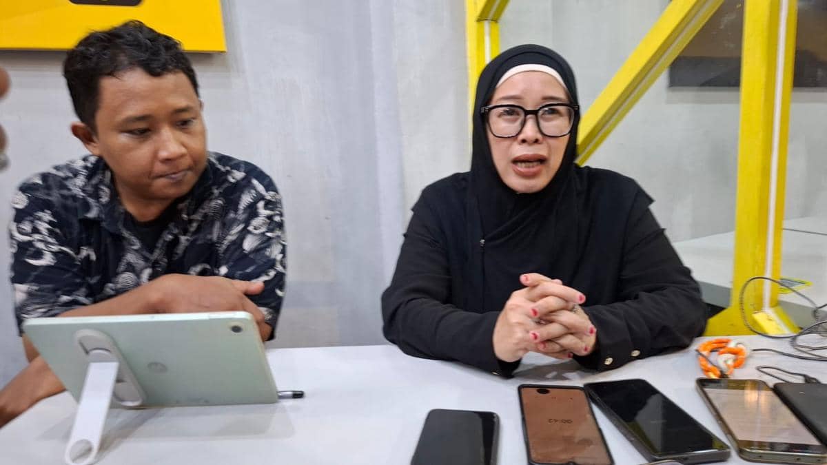 Tim Hukum MV Global 88, Fajriani Langgeng (kanan) saat konferensi pers di Makassar, Selasa (27/10/2026). IDN Times/Darsil Yahya