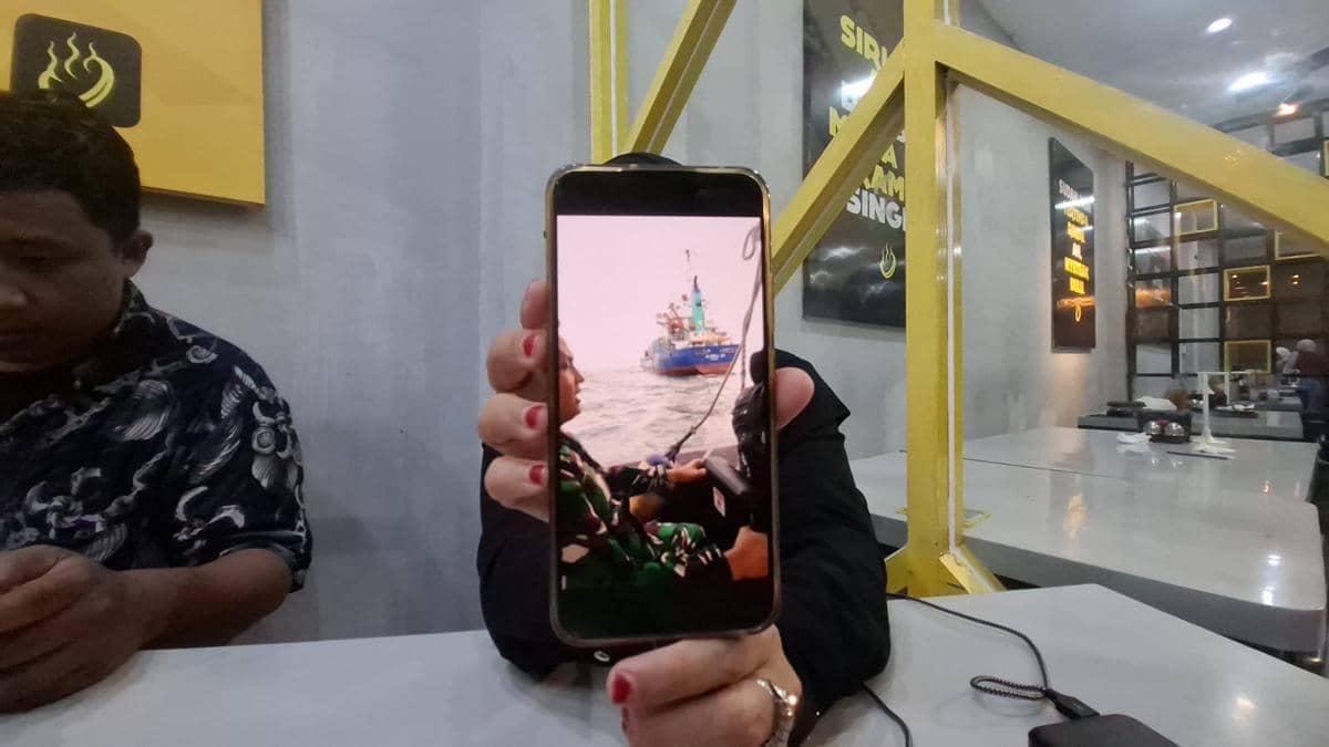 Tim Hukum MV Global 88, Fajriani Langgeng (kanan) saat konferensi pers di Makassar, Selasa (27/10/2026). IDN Times/Darsil Yahya