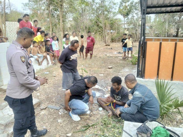 Pria mabuk membuat kericuhan di Kupang dan melukai dirinya sendiri dalam penanganan Polresta Kupang Kota.