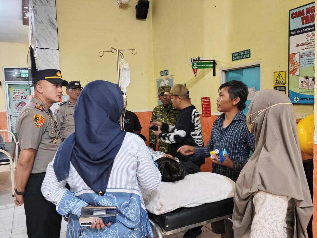 Siswa SDN 3 Kedaloman, Tanggamus mendapatkan perawatan media usia diduga alami keluhan diduga akibat keracunan MBG