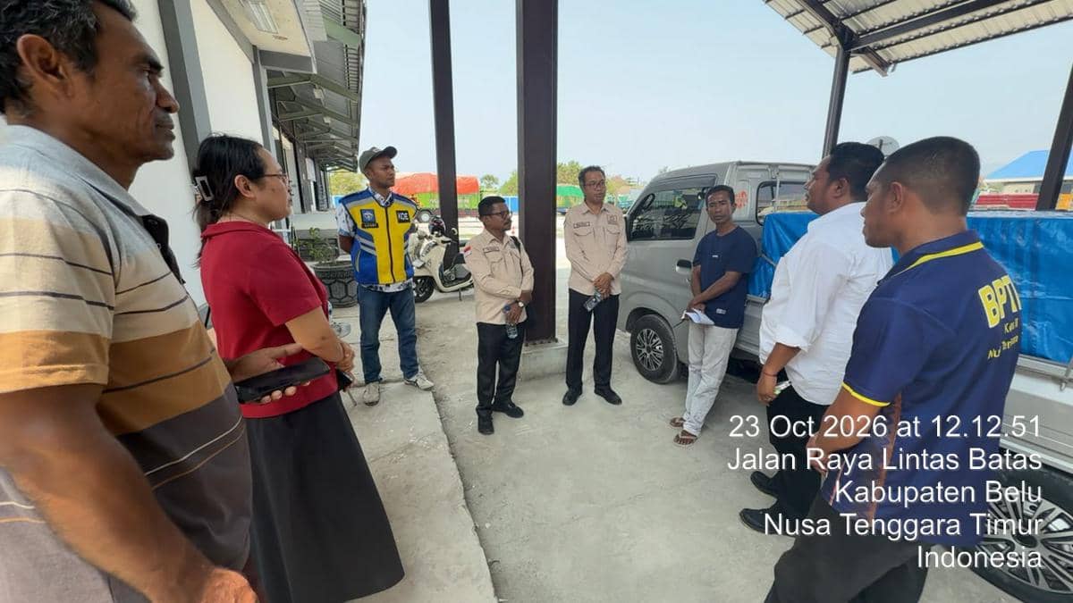 Petugas Ombudsman NTT melakukan sidak di PLBN Motaain terkait dugaan pungli terhadap para pengemudi.