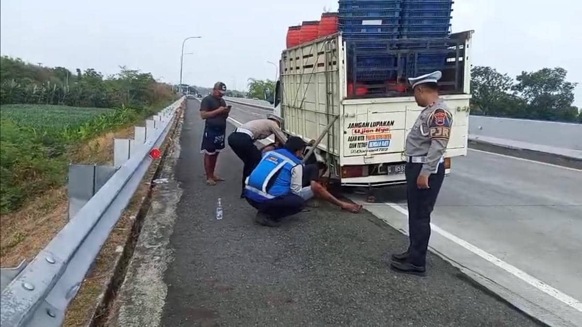 Operasi Patuh Candi: PJR Bantu Truk Pecah Ban di Tol Kartasura