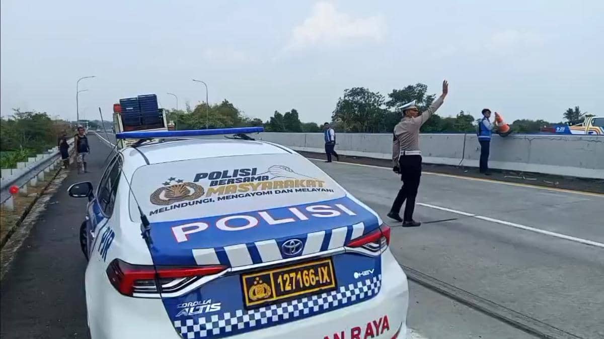 Sejumlah aparat kepolisian mengatur dan mengurai arus lalu lintas kendaraan di ruas Tol Kartasura, Jawa Tengah.