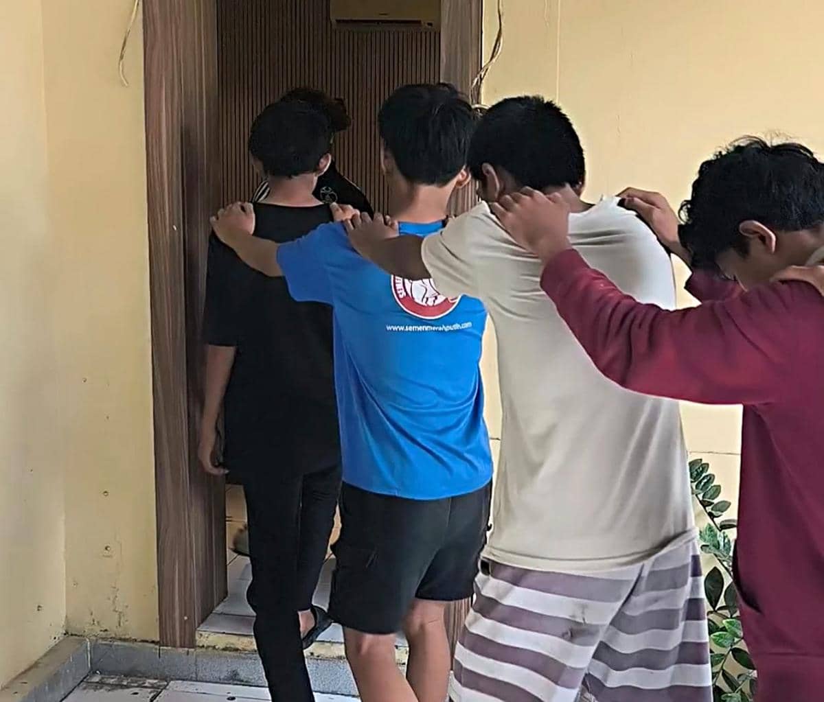 Polisi Tangkap 11 Terduga Pelaku Penganiayaan Pakai Sajam di Mataram