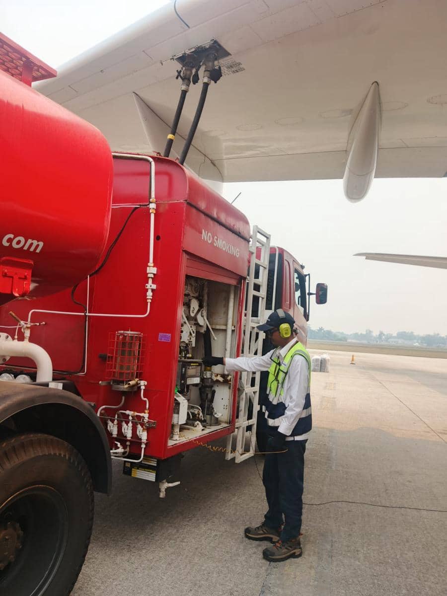 Toni Sukoco, Refueling Operator di AFT Sultan Mahmud Badaruddin II Palembang saat mengisi avtur maskapai (IDN Times/Feny Maulia Agustin)