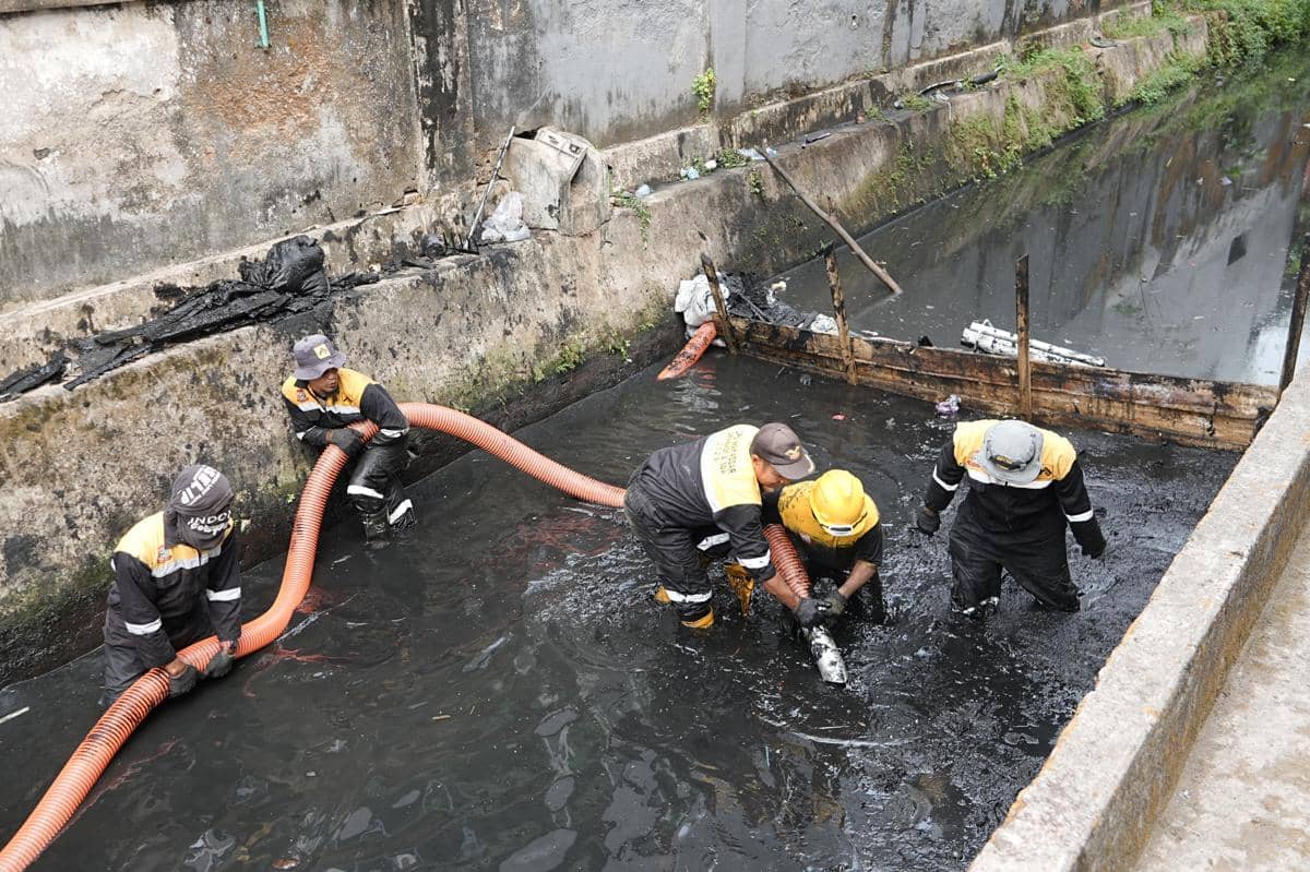 Kendaraan penyedot air dan penyemprot bertekanan tinggi dari Jepang didemonstrasikan di kanal depan Dankeslap TNI AD, Makassar.