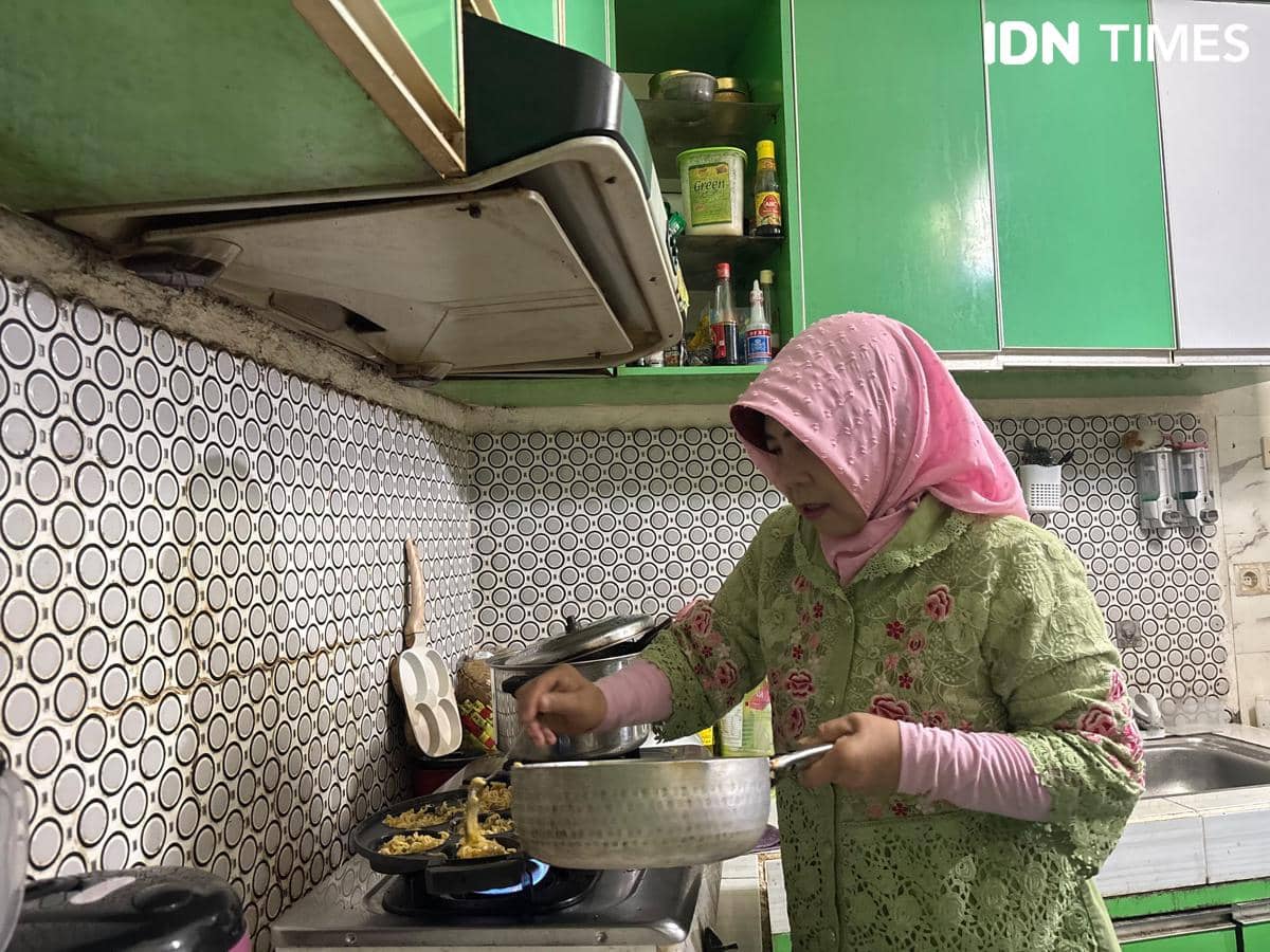 Aspetia Nova, pelanggan PGN dari sektor rumah tangga di Palembang, dalam dokumentasi terkait penggunaan layanan gas.