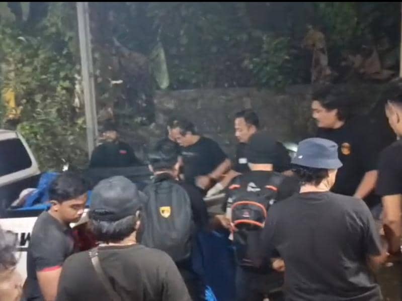 Polisi membawa jenazah Rendi dievakuasi ke RS Bhayangkara Polda Lampung