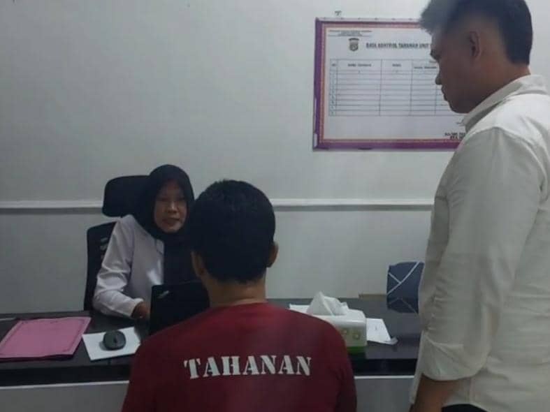Polisi meringkus dan memeriksa tersangka IS, guru cabuli santriwati di Ponpes Lampung Utara