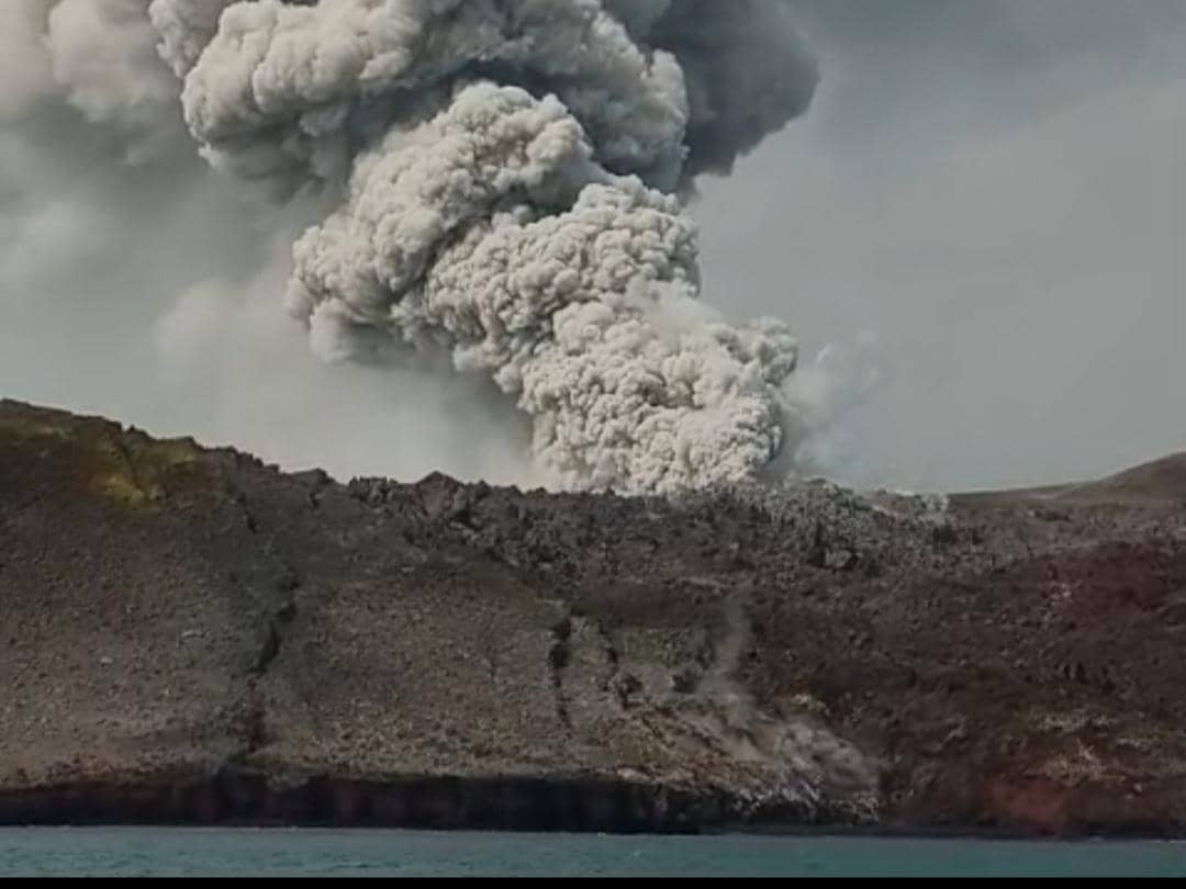 Aktivitas erupsi Gunung Anak Krakatau dari perairan Selatan Sunda, Lampung Selatan 