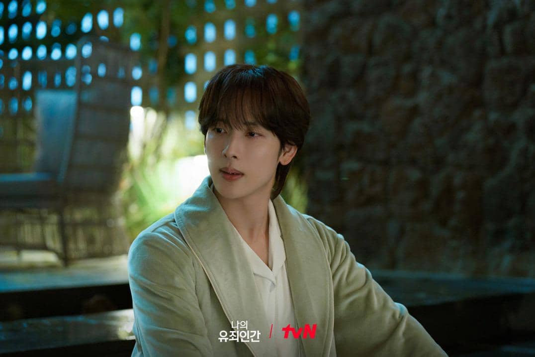 7 Sikap Paranoid Yoon Yi Jun di Love In Disguise, Takut Dicelakai!