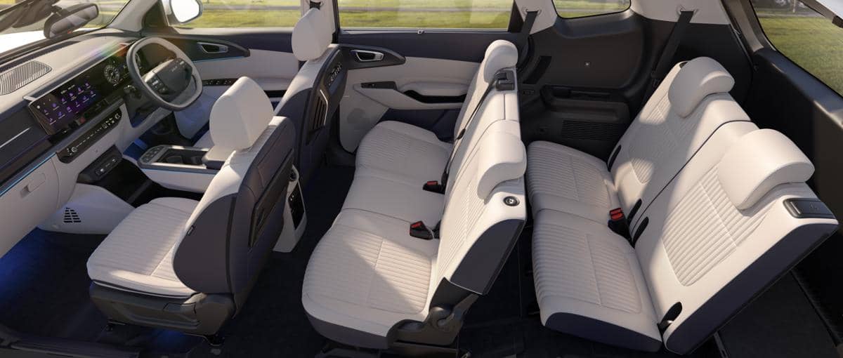 Interior Kia Carens EV memperlihatkan tata letak dasbor, setir, layar digital, serta ruang kabin untuk penumpang.