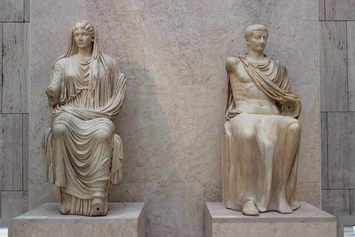 Patung Tiberius dan ibunya di Museum Arkeologi Nasional Spanyol.