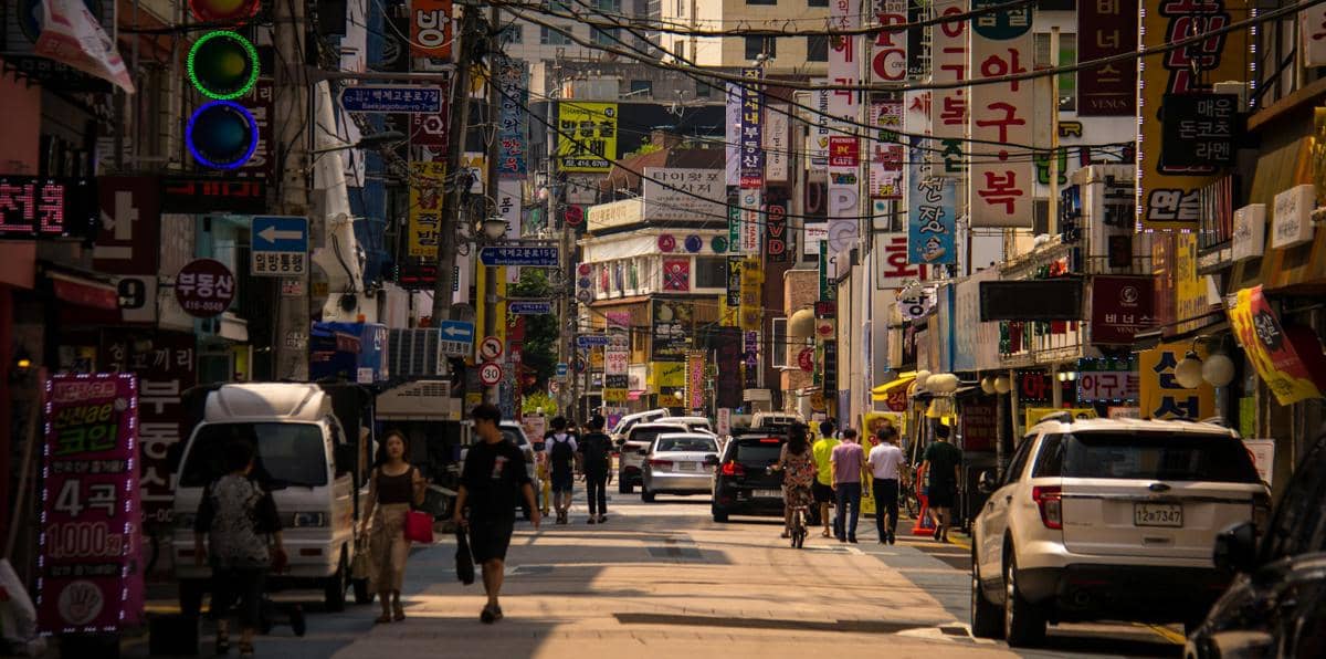 ilustrasi warga berjalan di jalan komersial Seoul