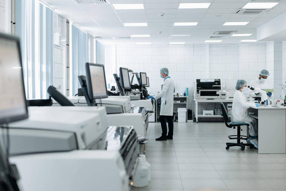 ilustrasi laboratorium biomedis