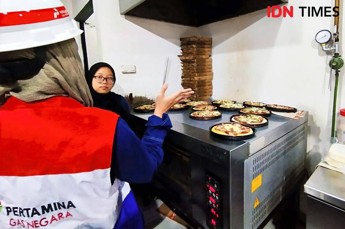 Petugas PGN (kiri) mengedukasi juru masak mengenai penggunaan gas bumi di dapur Portobello Halmahera Semarang. (IDN Times/Dhana Kencana)