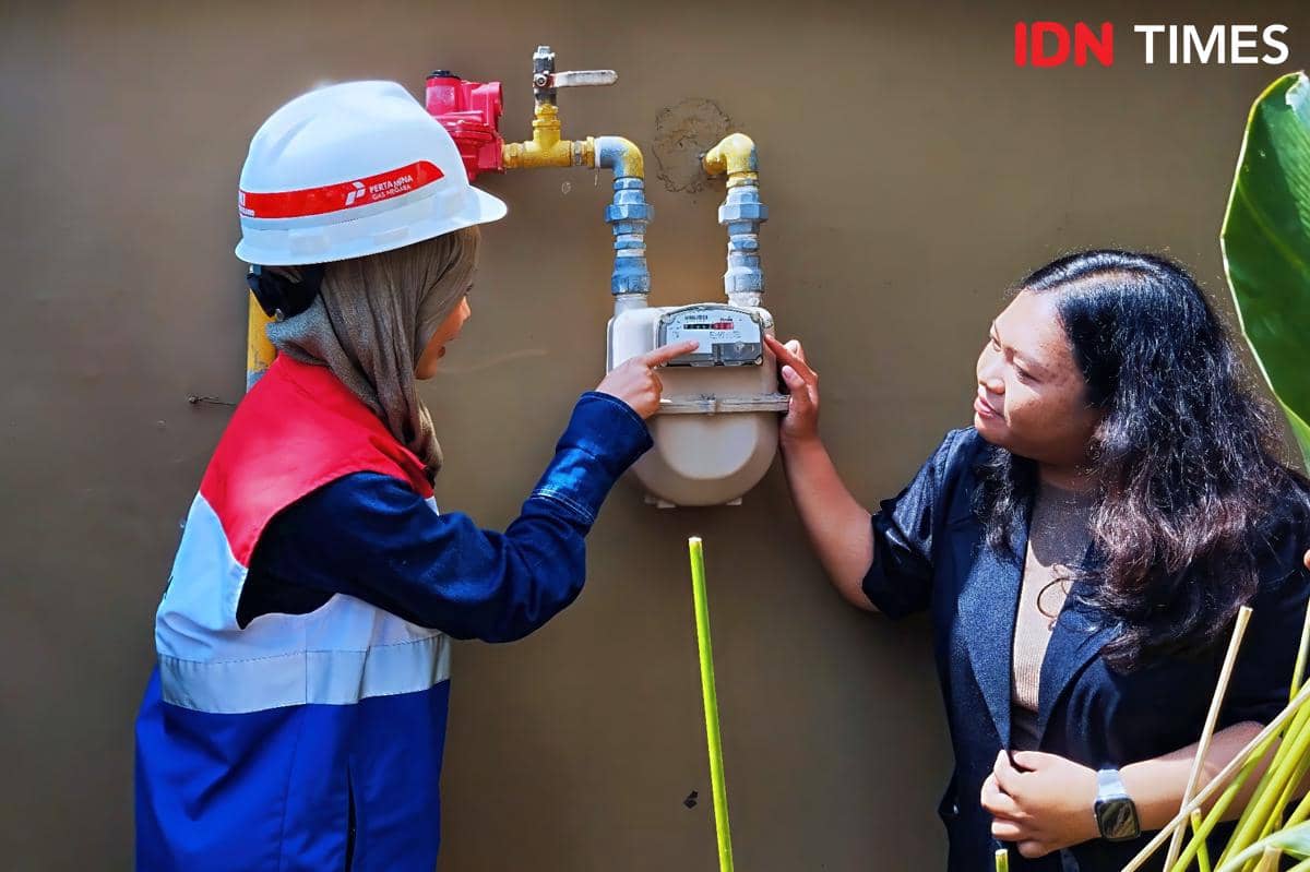 Petugas PGN mengedukasi Finance and HR Leader PT Portobello, Ayang Ardiana Susilowati mengenai pembacaan meteran dan keamanan penggunaan gas