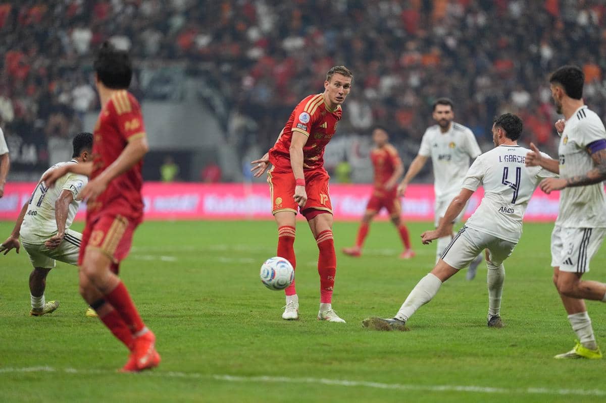 Persija Kalahkan Persik, tetapi Rumput JIS Masih Saja Jelek