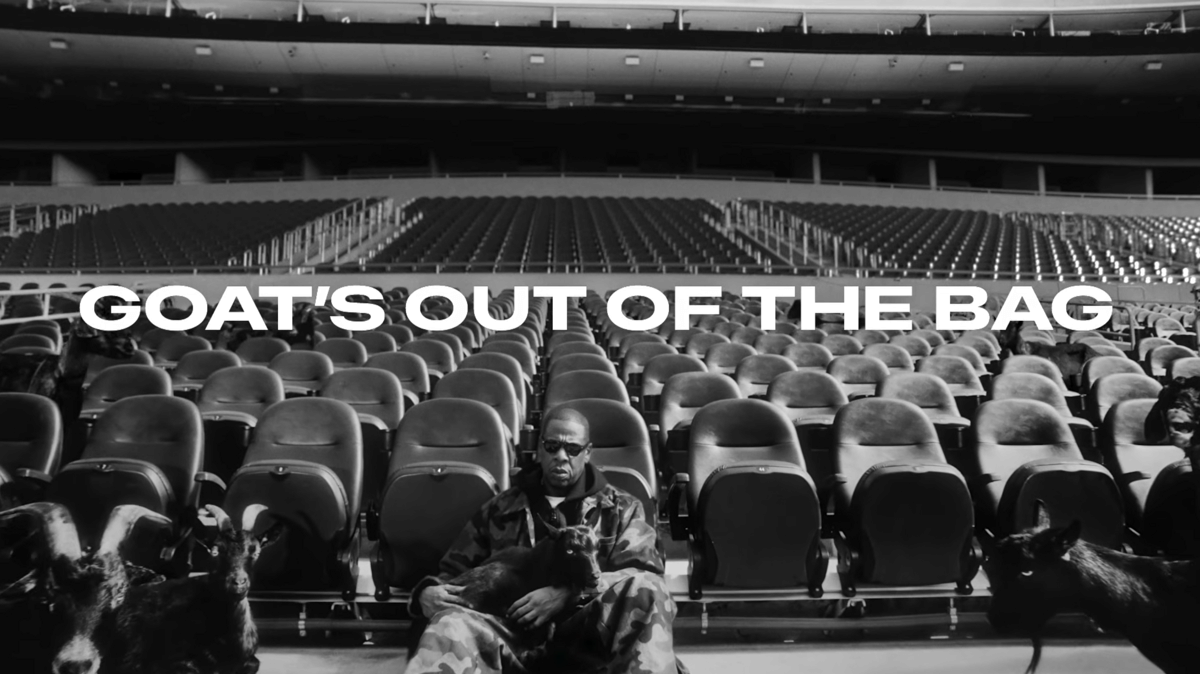Jay-Z mengenakan pakaian gelap dalam pengumuman sebagai penampil halftime show yang diunggah Roc Nation di YouTube.