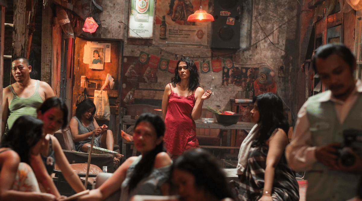 Cuplikan adegan dari film Secrets produksi Netflix yang digunakan sebagai materi visual untuk publikasi film tersebut.