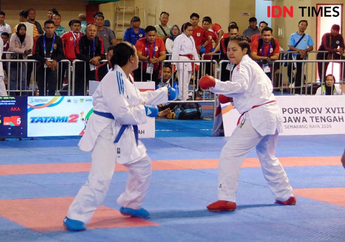 Hera bersabuk merah meraih medali emas setelah bangkit dari operasi ACL pada final Porprov 2026 di GOR Wujil Semarang.