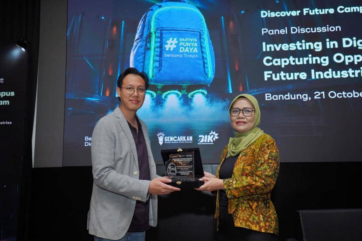 Foto bersama Penyerahan Plakat dari Hans Adisastra selaku Senior Retail Investment Specialist Trimegah Sekuritas (kiri) untuk Prof. Dr. Farida Titik Kristanti, S.E., M.Si. selaku Dekan Fakultas Ekonomi dan Bisnis Telkom University (kanan)