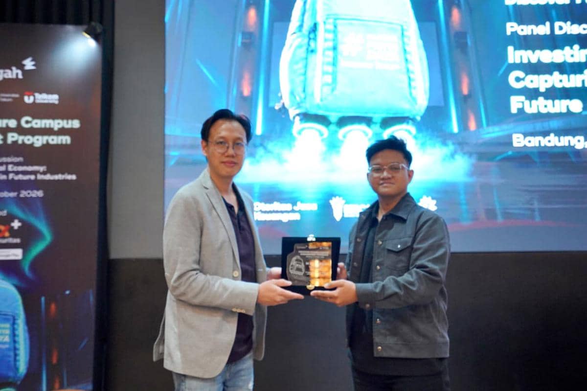 Foto bersama Penyerahan Plakat dari Hans Adisastra