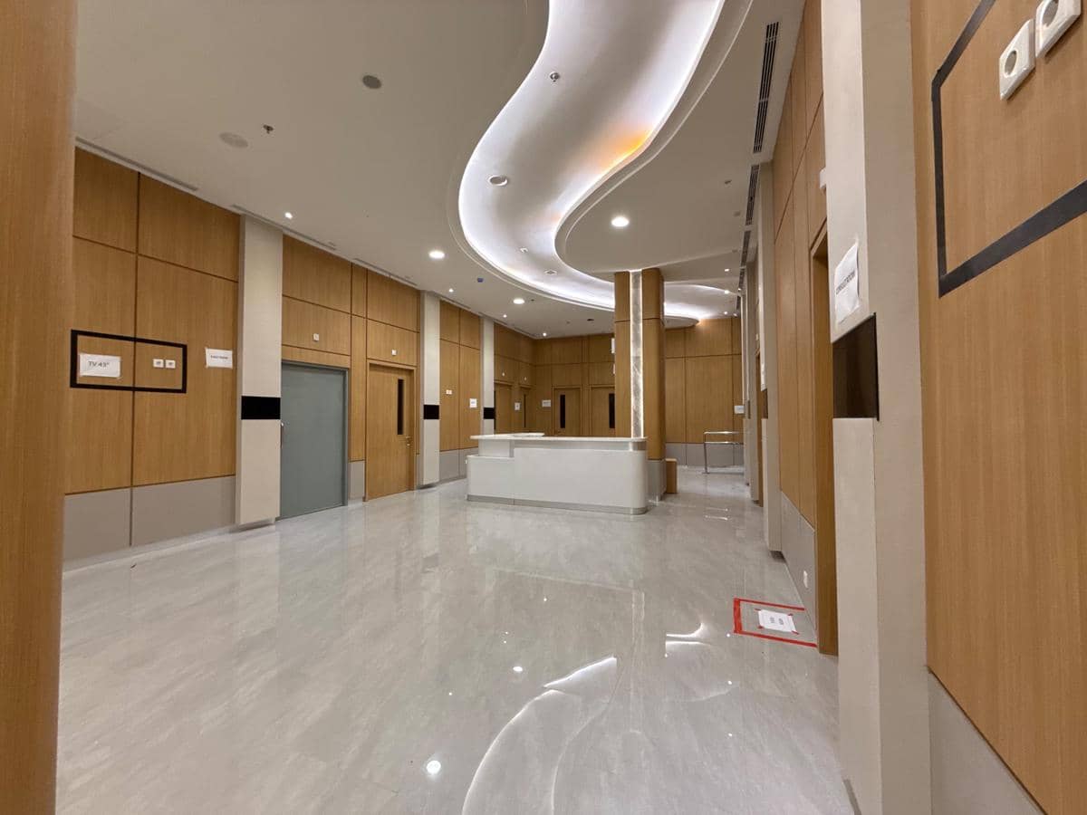 Gedung Siloam Sriwijaya, bangunan bertingkat milik Siloam dengan fasad modern dan area depan gedung.