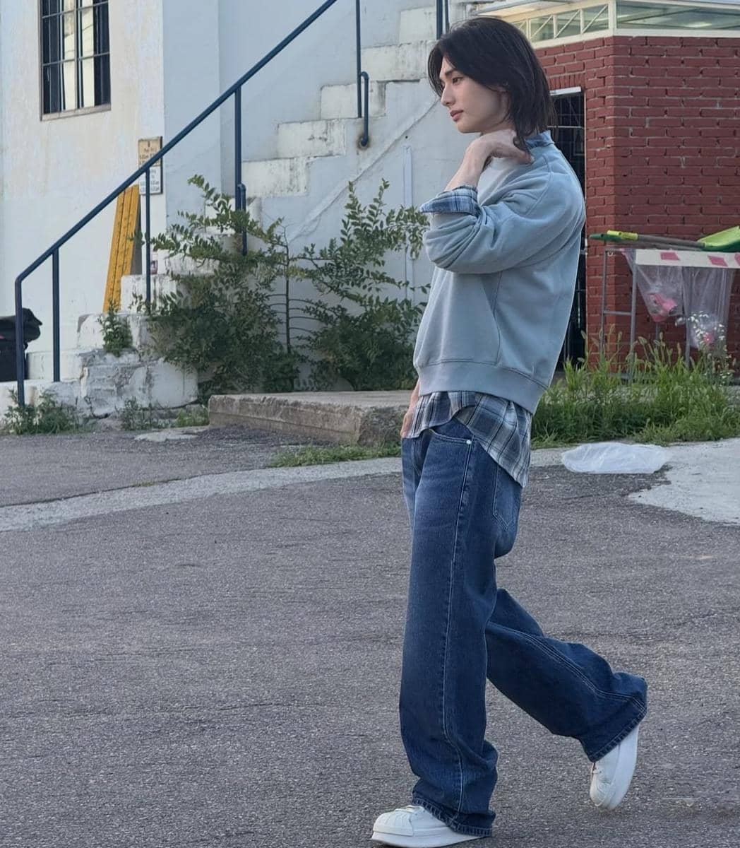 Hyunjin Stray Kids mengenakan outfit streetwear kasual dalam potret yang diunggah melalui akun Instagramnya.