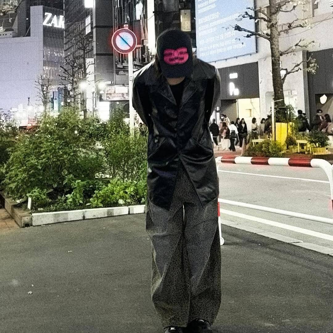 Hyunjin Stray Kids mengenakan outfit streetwear dalam potret yang diunggah melalui akun Instagram pribadinya.