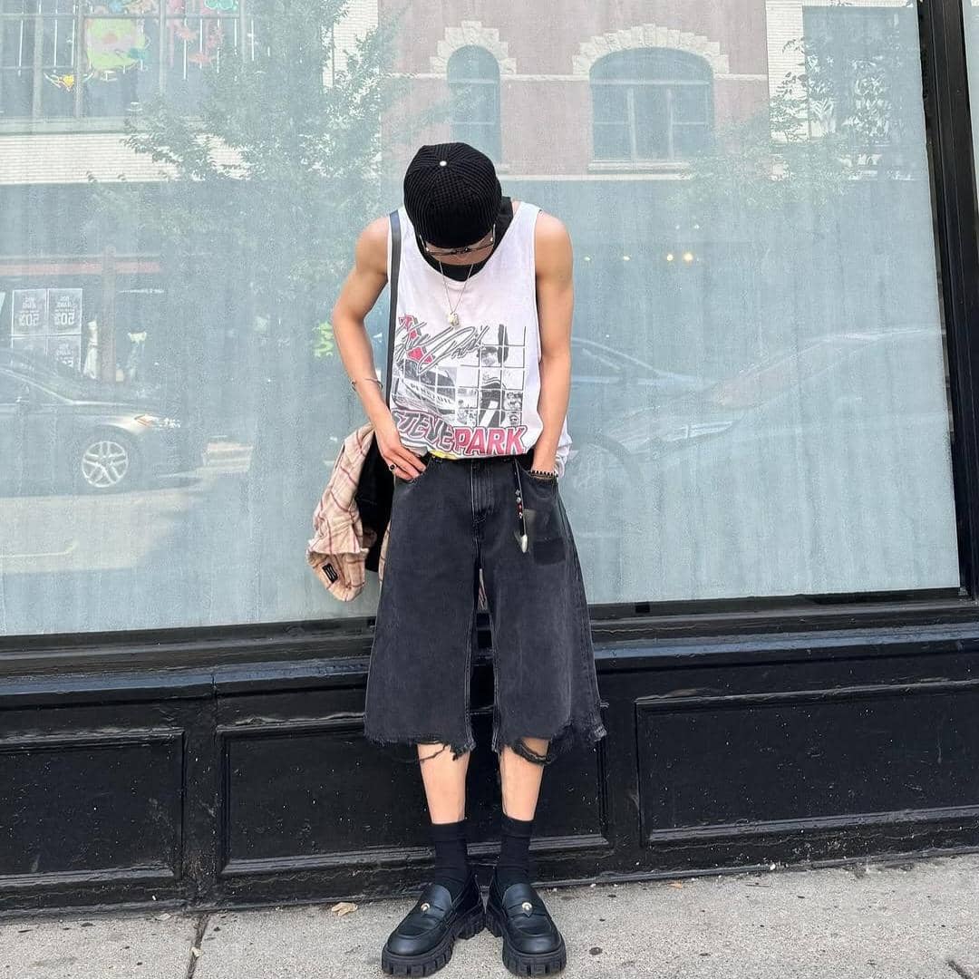 Hyunjin Stray Kids mengenakan outfit streetwear bergaya kasual dalam unggahan Instagram @hynjinnnn.