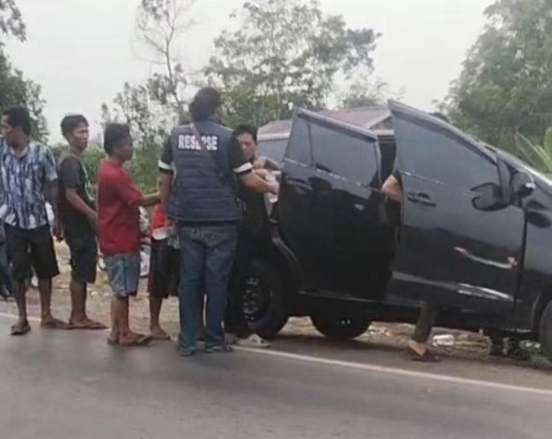 Seorang pria memanjat tiang listrik di Bayung Lencir sebelum diamankan oleh petugas kepolisian setempat.