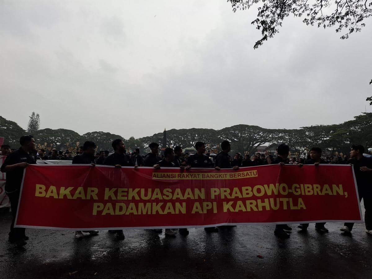 Meski Diguyur Hujan, Ratusan Orang Tetap Berdemo di Kantor DPRD Malang