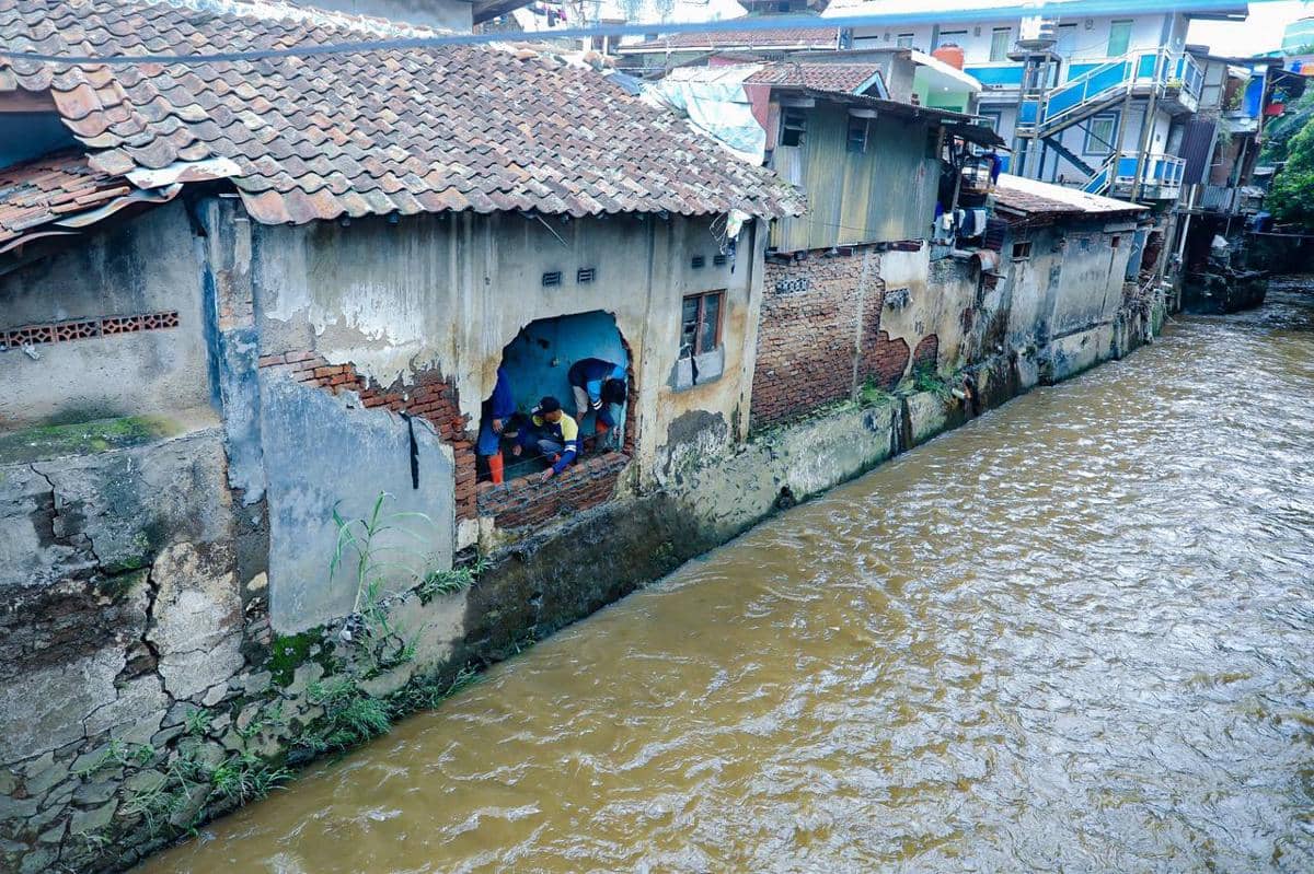 17051567137-pemkot-bandung-segera-bantu-perbaiki-rumah-warga-yang-rusak-akibat-banjir-braga.jpeg