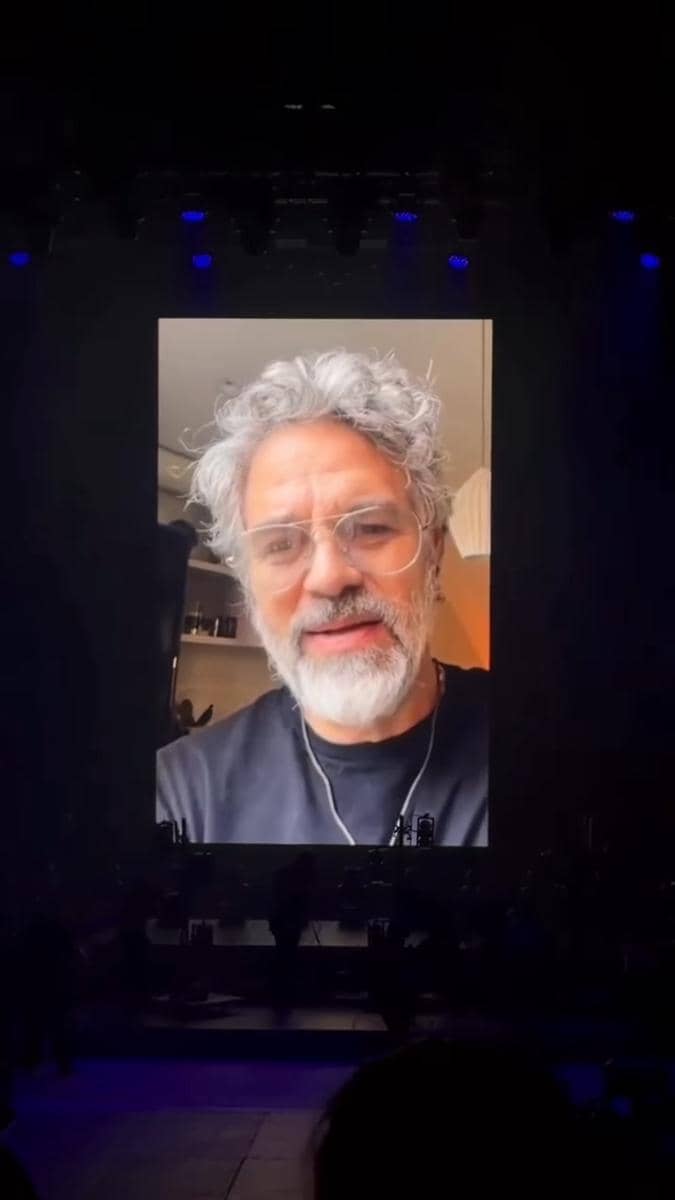 Layar besar di konser Macklemore menayangkan pesan dukungan video dari aktor Mark Ruffalo kepada penonton.
