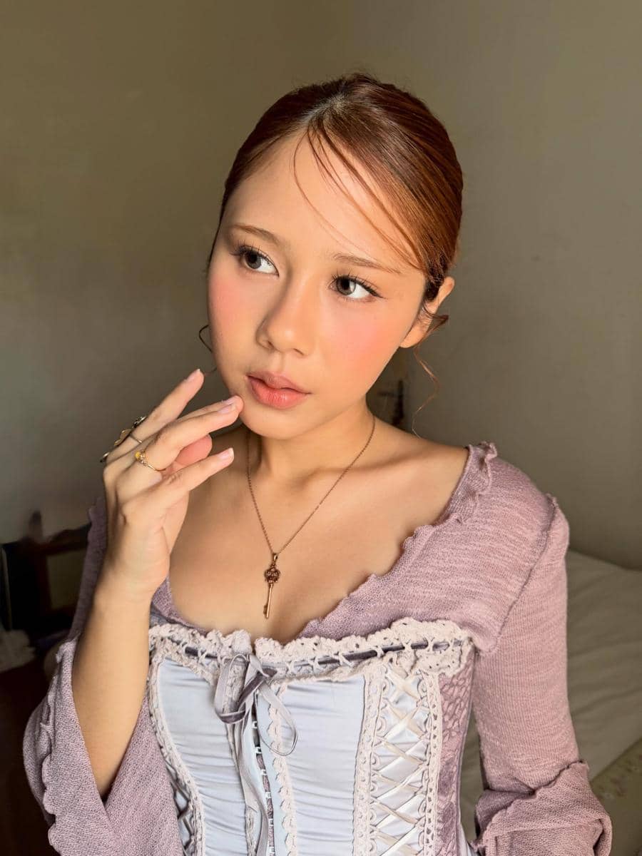 Potret penyanyi Nadin Amizah dalam unggahan yang dibagikan melalui akun Instagram @cakecaine miliknya.