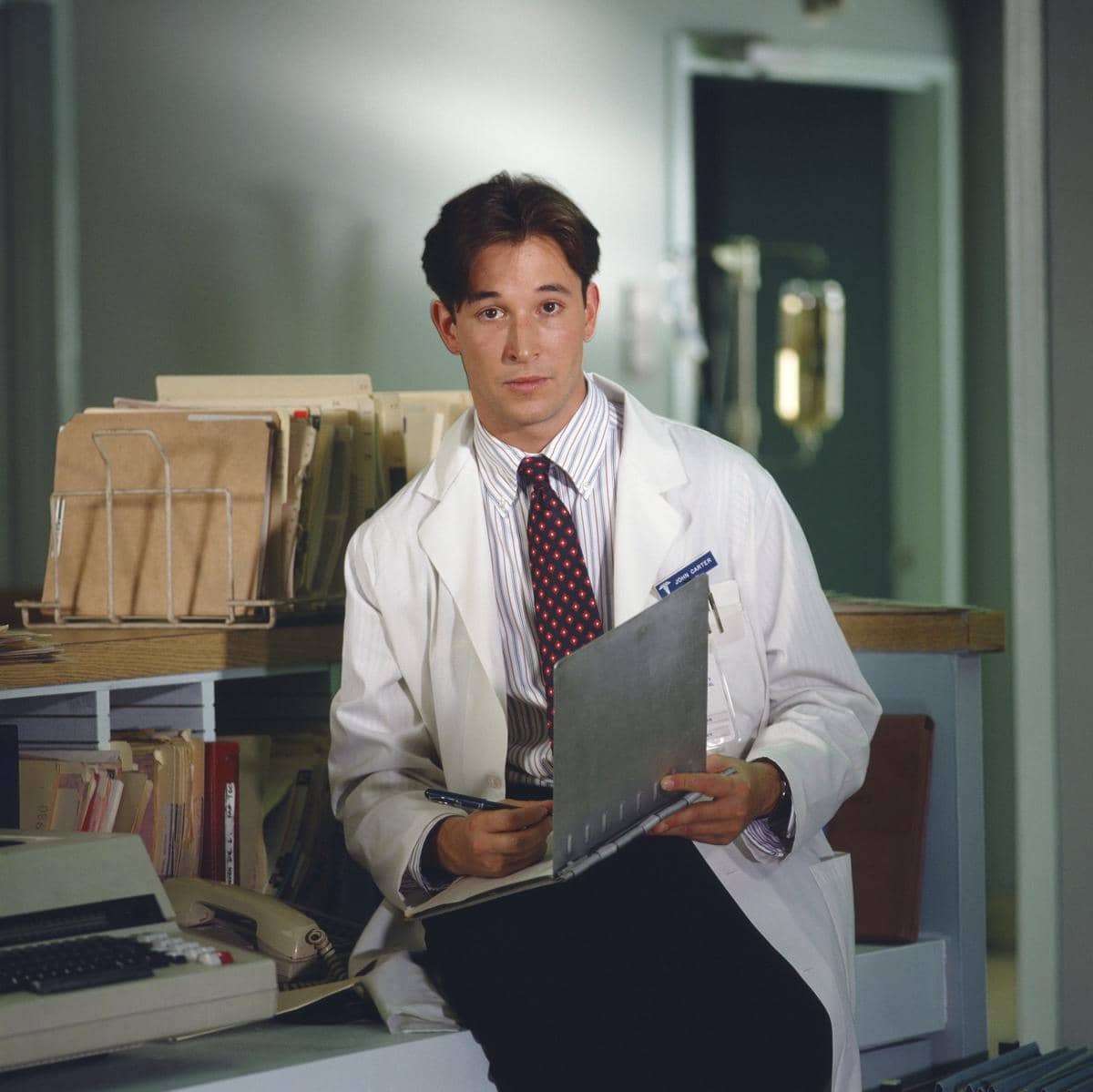 Noah Wyle dalam serial medis ER pada materi promosi produksi yang didokumentasikan dan dirilis oleh NBC.