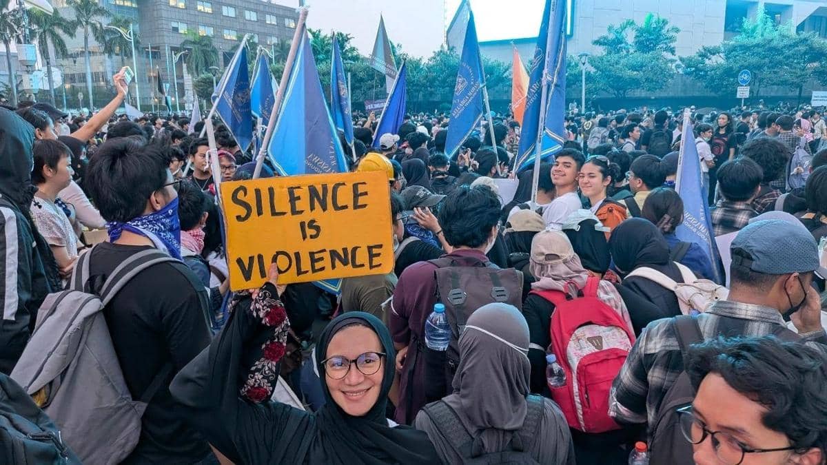 Wanda Hamidah berada di tengah massa saat mengikuti aksi demonstrasi pada 28 Oktober 2026, sebagaimana diunggah di Threads.