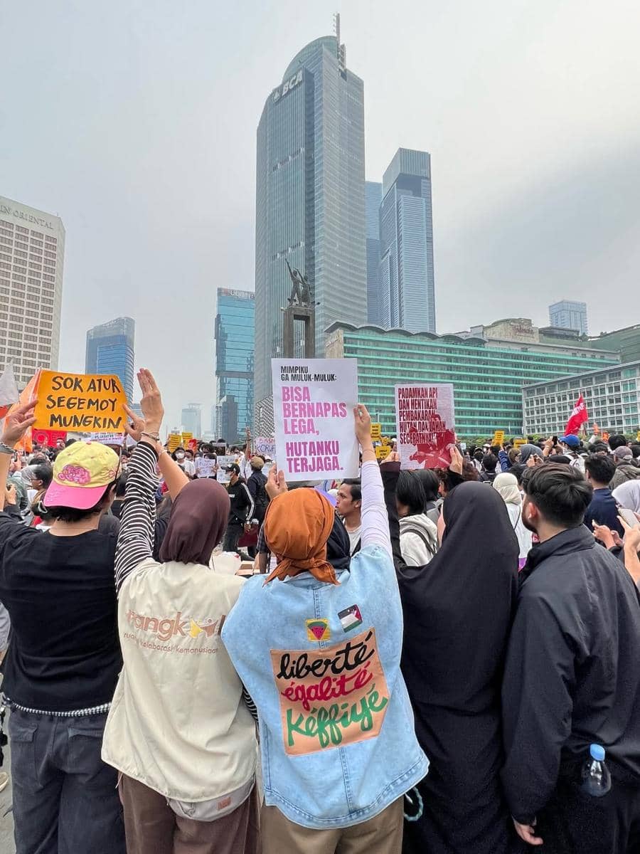 Zaskia Adya Mecca dan Tiwu Rayie berada bersama di tengah massa saat aksi demonstrasi pada 28 Oktober 2026.