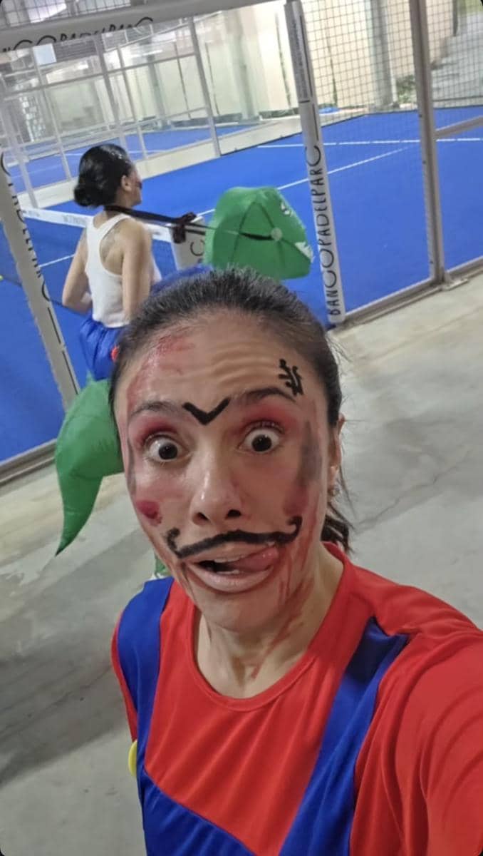 Wulan Guritno mengenakan kostum Halloween bernuansa gelap dalam unggahan Instagram perayaan Halloween 2026.