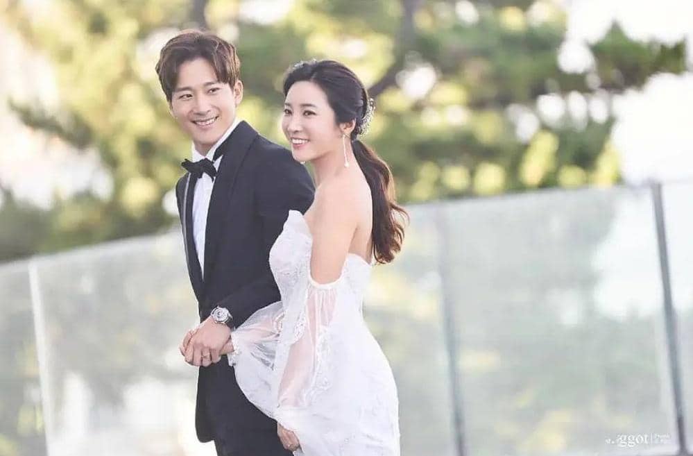 Potret pernikahan Lee Wan dan Lee Bo Mi yang mengabadikan kebersamaan keduanya pada momen bahagia pernikahan.