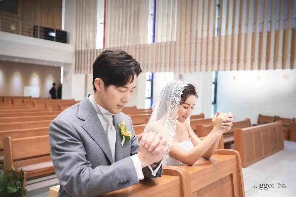 Lee Wan dan Lee Bo Mi berpose dalam potret pernikahan, mengabadikan momen bahagia pasangan tersebut pada hari istimewa mereka.