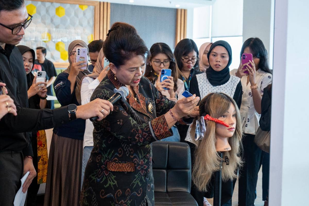 7. Sesi Hair Coloring Class bersama dengan Beauty Educators.jpg