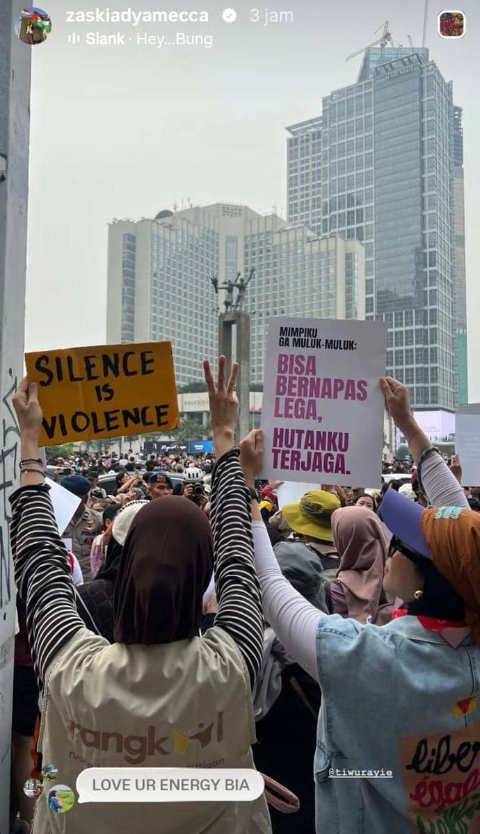 Zaskia Adya Mecca dan Tiwu Rayie berada di tengah peserta aksi demonstrasi pada 28 Oktober 2026.