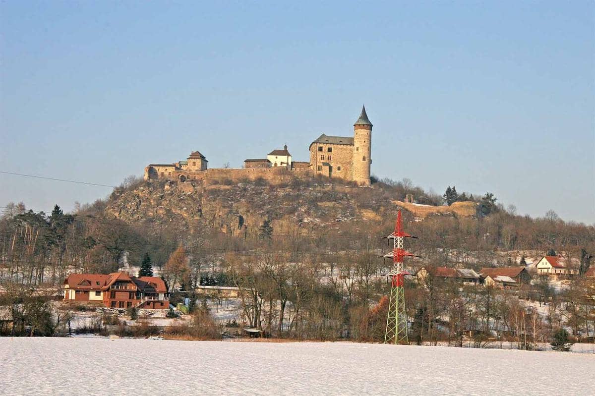 Kunětická hora Castle (juga dikenal sebagai Kuňka), sebuah benteng bersejarah yang terletak di atas bukit di dekat desa Ráby di Wilayah Pardubice, Republik Ceko.